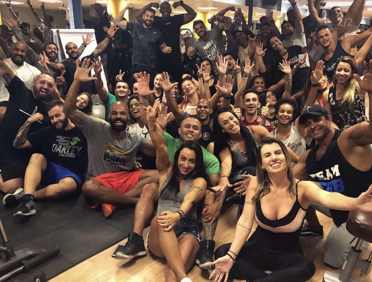 Turma reunida em academia durante evento